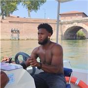 Les pratiques sportives des arts martiaux. À condition qu'il y est les équipements de protection, ou d'autres disciplines, foot